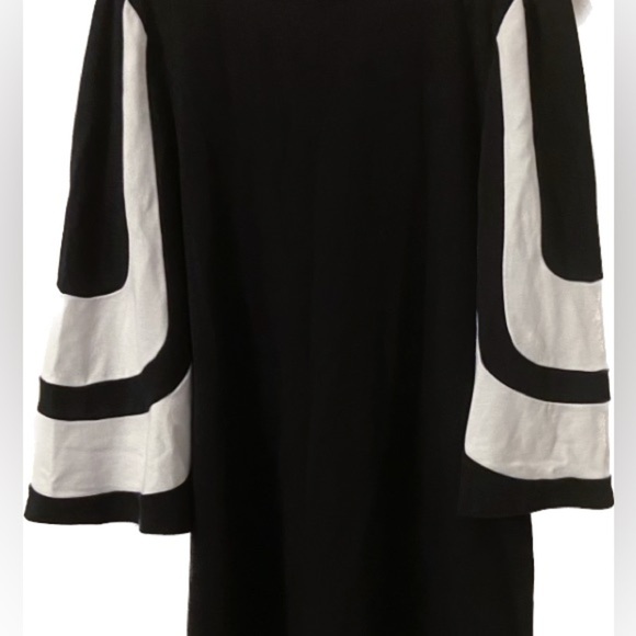 Cache Vintage Zip Closure Fit Black Dress With Wide Bell Black & White Sleeves. - Picture 7 of 7